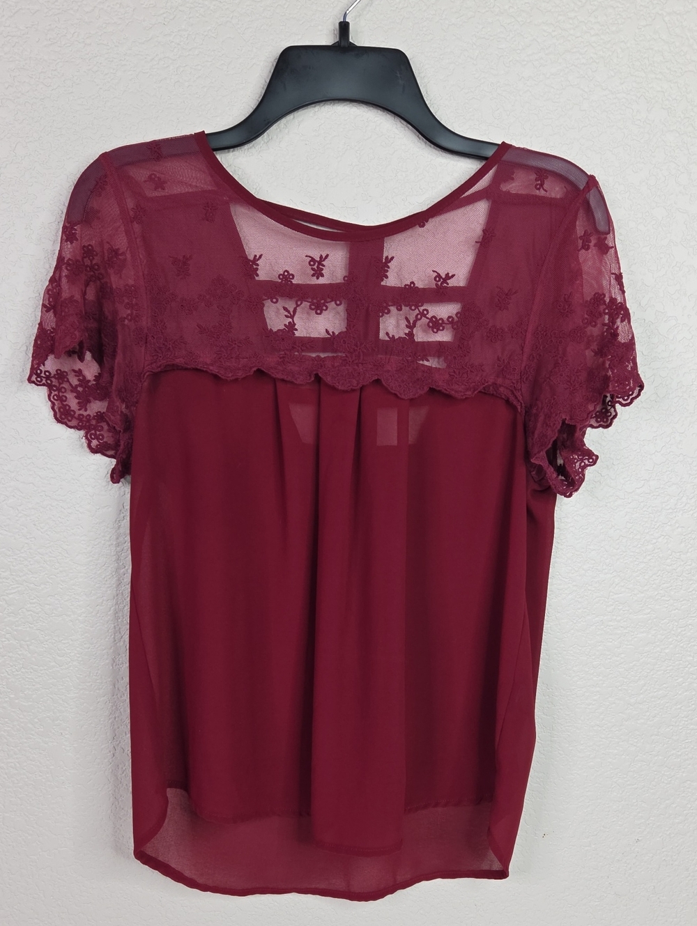 Women's Lace Yoke Short Sleeve Top - Burgundy